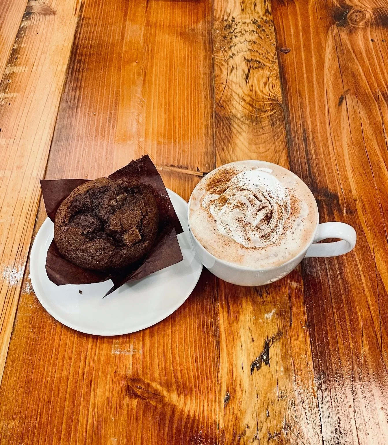Cozy up with the perfect rainy day duo☕️🍫 Warm up with our Mexican Spiced hot cocoa topped with whip and a sprinkle of cinnamon, paired with our double chocolate chunk muffin. Comfort food all day long🌧️ Come grab yours! 🐝
#RainyDayTreats #Comfor